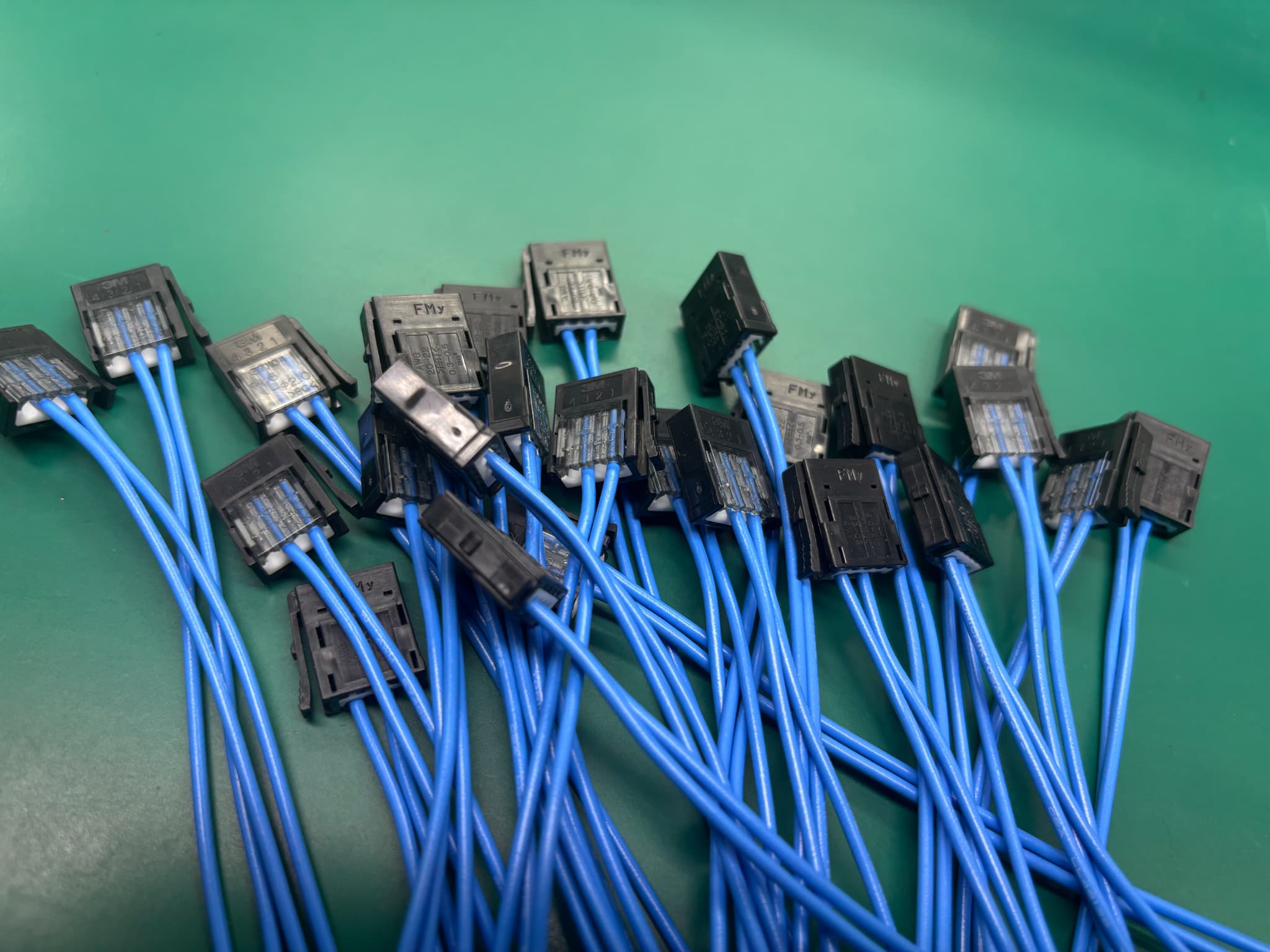 ハーネス加工例1 e-CON圧接